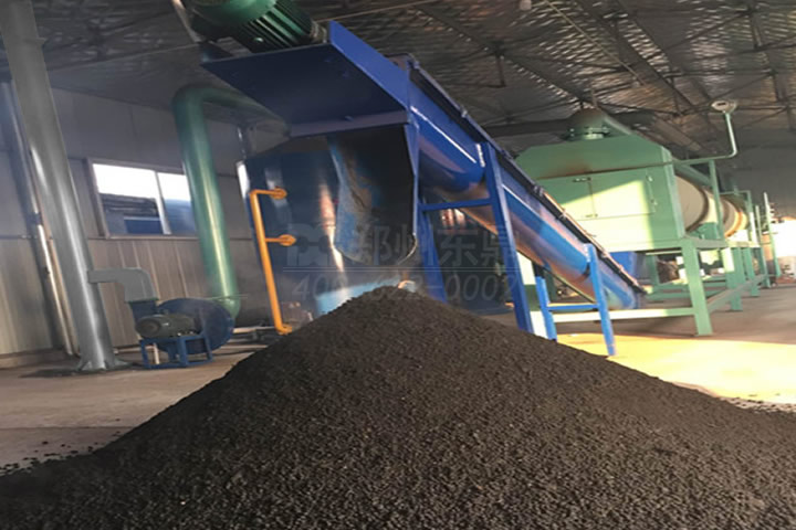 雞糞烘干機是一種專門用于處理禽畜糞便（如雞糞、牛糞、豬糞等）的干燥設備，通過脫水、高溫熱風烘干、消毒滅菌、除臭等工序，將高含水量的糞便轉化為低含水量的有機肥料或飼料，實現了畜禽糞便的快速高效利用。