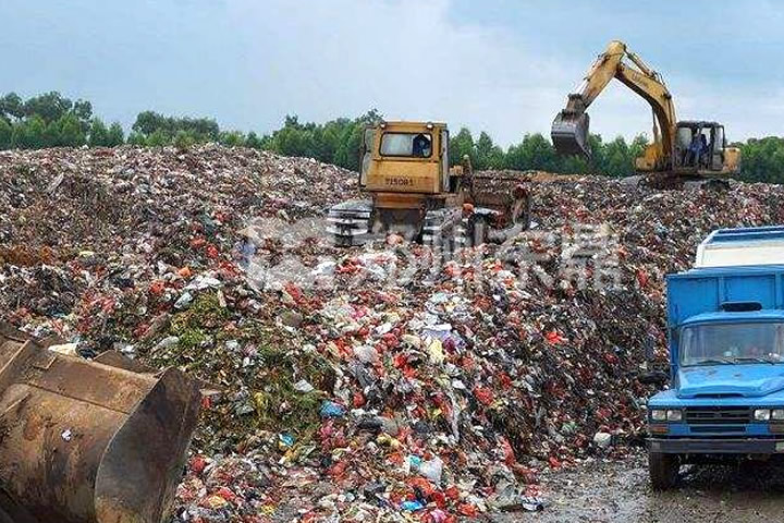生活垃圾烘干機是鄭州東鼎針對人們日常生活過程中產生的垃圾固廢（其中包括樹枝、布料碎片、塑料、木塊、植物莖葉等）進行處理利用開發的一種專用烘干設備。